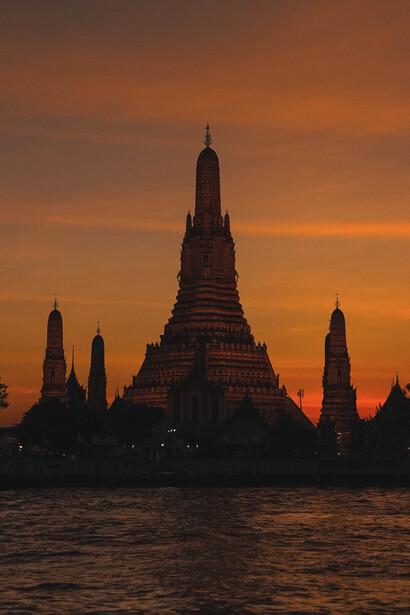 Thailandia. Guardo dalla finestra bassa, troppo bassa e rettangolare. Apro la tenda giallognola, sbircio fuori, in cerca di soluzioni