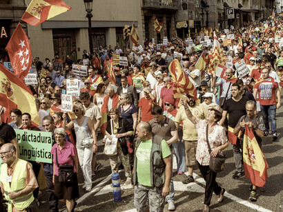 Casi tantos con en la Diada: 1.500 manifestantes convocados por Hablamos Español recorrieron no las calles de la Comunidad de Madrid, como pareciera indicar alguna bandera, sino las de Barcelona