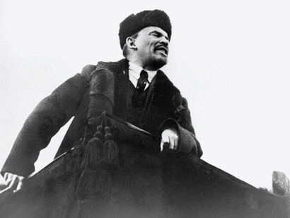 Vladímir Lenin (1870-1924)​, fue un político, revolucionario, teórico político, filósofo y líder comunista​ ruso
