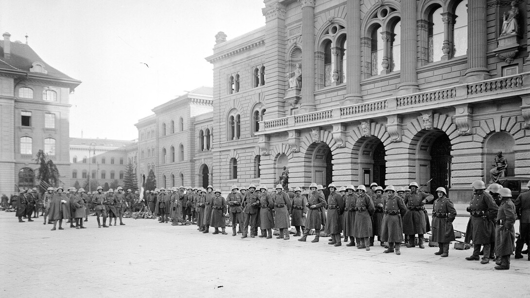 Le truppe d’ordine sorvegliano il Palazzo federale, Berna 1918

Archivio federale svizzero
