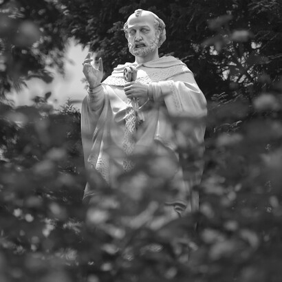 Figura religiosa em jardim 