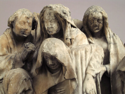 He contemplado con asombro cegueras tan opacas. Dolientes y soldados de una crucifixión. Escultura en piedra. Finales del siglo XV. Alabastro, restos de pintura, Países Bajos