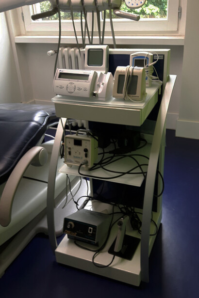 Carrello endodontico odontoiatrico. Micromotore rotativo a torque controllato, micromotore reciprocante, ultrasuoni, rilevatore apicale elettronico, onda continua di condensazione, siringa Obtura per back-filling