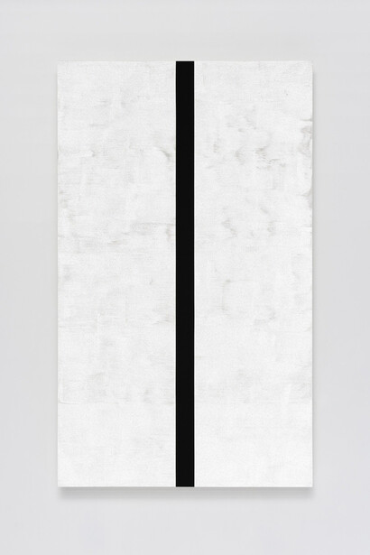 Mary Corse, Untitled (White with narrow black band, horizontal strokes, beveled), 2022. Courtesy of Locks Gallery