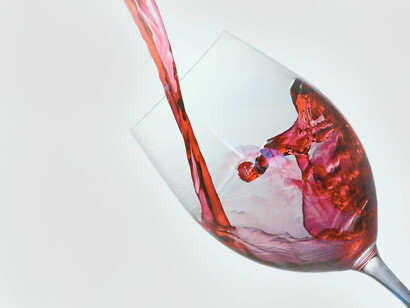 Moderazione nel consumo di alcol: Un tema comune tra le religioni abramitiche: Analizza il ruolo della moderazione nel consumo di alcol e le sue implicazioni spirituali nelle tre principali religioni monoteiste