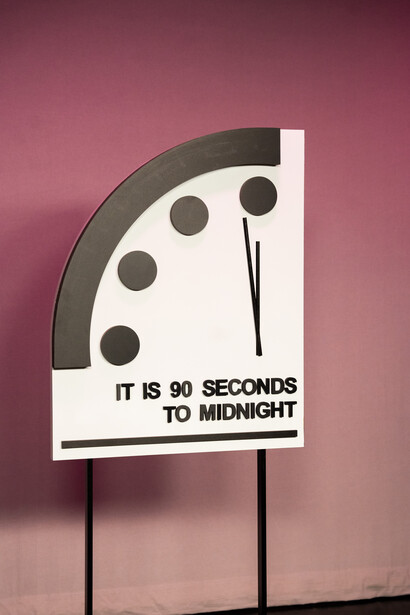 Doomsday clock, dispositivo que marca lo que falta para el "fin del mundo". La guerra híbrida, llevada a cabo a nivel mundial, implica el uso de métodos convencionales y no convencionales para influenciar la opinión pública