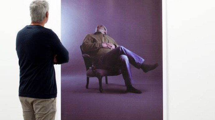 Sandro Rosende deparando-se com o seu retrato