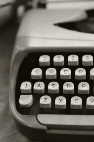 Escrever exige de nós coragem. Começar também. De qualquer forma, precisamos aprender a olhar para nós com mais carinho. Acreditar que podemos muito mais do que imaginamos. E o mais importante: que isso é um exercício diário