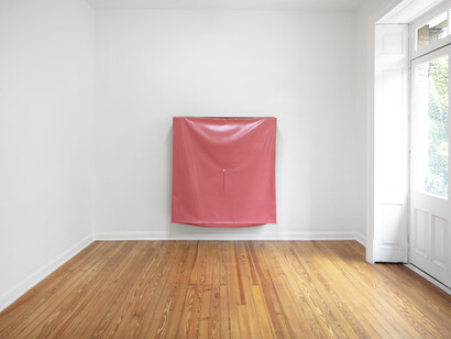 Ángela de la Cruz, Bulto, vista de exhibición. Cortesía de Travesía Cuatro