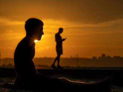 Silueta de dos muchachos con el atardecer detrás