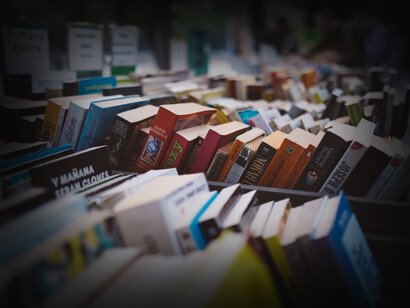 Libros apilados en una feria literaria en Costa Rica