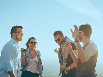 Grupo de amigos charlando. Trata de vivir más ligero y de acumular amigos confidentes