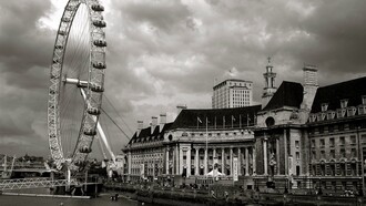 Para mim, uma apaixonada por Londres, a London Eye é mais do que uma estrutura imponente à beira do rio Tâmisa. Ela é, de certa forma, uma tatuagem invisível gravada em minha alma. Não há como contar minha história sem mencionar essa companheira silenciosa. Ah, se a Eye pudesse falar, contaria segredos de cada sonho, cada lágrima, cada riso que presenciou, inclusive meus