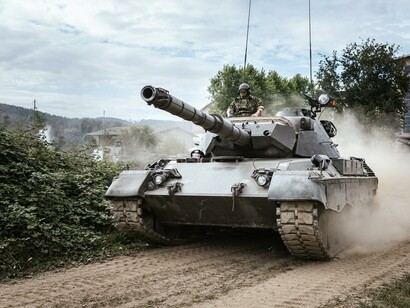 Tanque de guerra aponta para o seu alvo