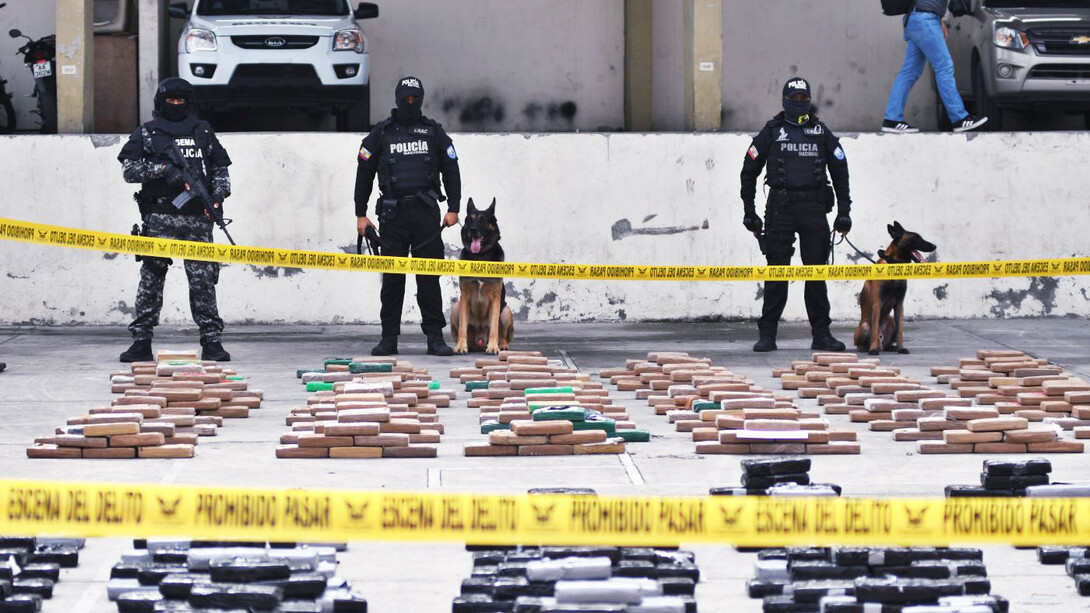 Policía de Ecuador en una operación antinarcóticos en Quito, Ecuador