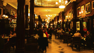 Interior del histórico Gran Café Tortoni, visita obligatoria en Buenos Aires, Argentina