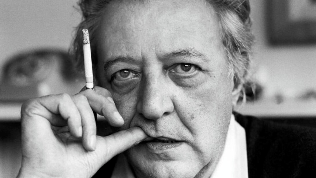 Giovanni Arpino è stato un narratore straordinario, capace di intrecciare realtà e disincanto con una prosa vibrante, regalando storie che ancora oggi sanno parlare all’animo umano con profondità e autenticità