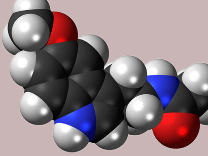 Se la conoce como la hormona del sueño porque se produce cuando no hay luz. Modelo de relleno espacial de la molécula de melatonina, una hormona que regula el ciclo diurno y nocturno en los animales. Carbono, C: negro. Hidrógeno, H: blanco. Oxígeno, O: rojo. Nitrógeno, N: azul