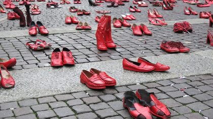 Sensibilizzare contro il femminicidio. Le scarpe, le "zapatos rojos", sono sistemate in ordine lungo un percorso. Una marcia di donne, assenti, che camminano, addolorate, verso una società migliore. Nel 2009 Elina Chauvet progettò l’installazione di scarpe rosse davanti ai luoghi del potere con l’obiettivo di sensibilizzare le coscienze per debellare il femminicidio, mentre il 27 luglio 2012 le pose davanti al consolato di El Paso, in Texas, per ricordare le donne uccise a Ciudad Juarez 