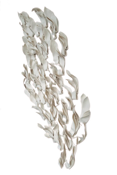 Mari Anastasova, "Alcanzando". Instalación de porcelana artística, Londres, Inglaterra
