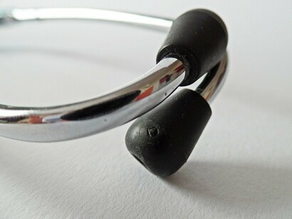 Além da senescência, as células podem passar por um processo conhecido como apoptose, ou morte celular programada. Esse mecanismo é fundamental para a manutenção da saúde do organismo, eliminando células danificadas, desnecessárias ou potencialmente perigosas de maneira controlada