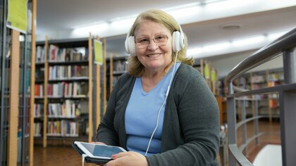 Diversos estudos em neurociência apontam que o cérebro humano mantém certa plasticidade ao longo da vida, ou seja, a capacidade de criar novas conexões e fortalecer circuitos neuronais mesmo em idades avançadas. Exercícios intelectuais, desafios lógicos e atividades que exigem memória de trabalho contribuem para retardar o envelhecimento cerebral. Nesse sentido, aplicativos de treino cognitivo, jogos de raciocínio, leitura digital e até mesmo o simples ato de aprender a navegar em uma rede social oferecem estímulos que podem funcionar como verdadeiros "exercícios mentais". Ao explorar algo novo no ambiente digital, o idoso ativa áreas do cérebro ligadas ao aprendizado e à adaptação, reforçando habilidades que tendem a se enfraquecer com a idade