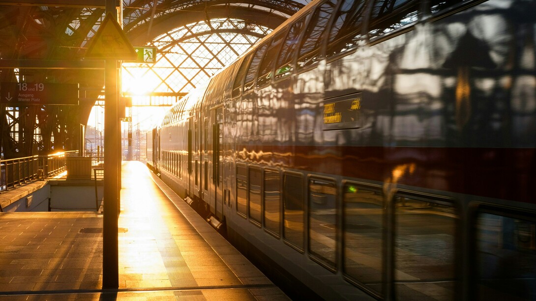 Estação de trem. "O homem que acha doce seu torrão natal ainda é um iniciante fraco; aquele para quem todo solo é sua terra natal já é forte; mas perfeito é aquele para quem o mundo inteiro é uma terra estrangeira"