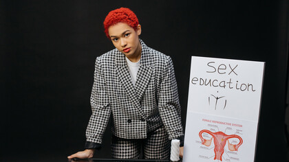 Palestrante prepara uma apresentação sobre educação sexual e saúde para alunos em fase escolar