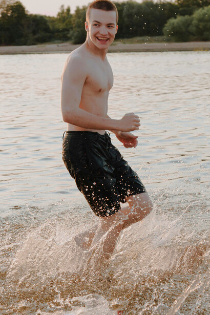 Relembre os clássicos do Grupo Raça e a influência do pagode nos anos 90. Uma viagem nostálgica à era das fitas cassete e das rodas de samba. Descubra mais aqui!