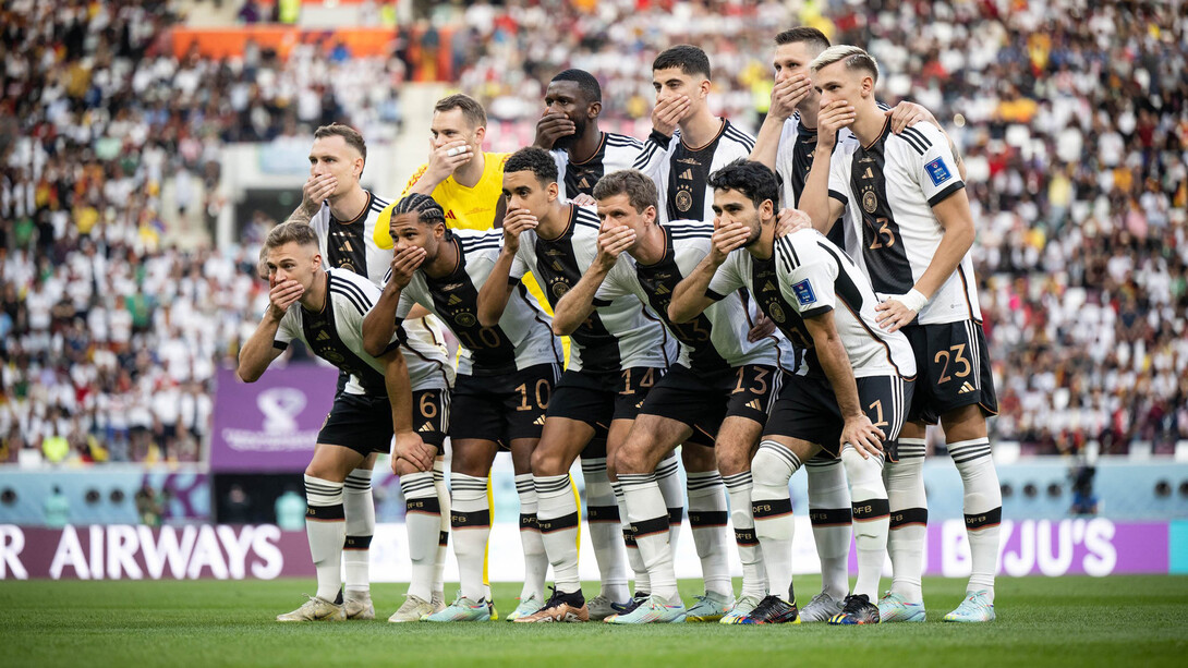 Protesta del equipo alemán en su partido en Catar contra Japón: «Negarnos el brazalete 'One Love' es lo mismo que negarnos una voz»