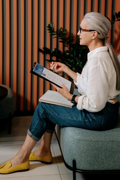 L’intelligenza artificiale facilita l’accesso alla conoscenza, aiutando i professionisti ad aggiornarsi rapidamente e a prendere decisioni informate