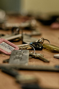 Clés égarées, histoires suspendues, fragments d’un monde où l’hospitalité perd son visage