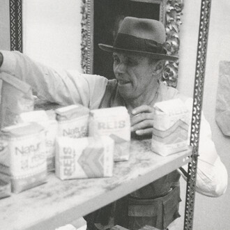 L’artiste lors du montage de l’œuvre en 1980. Staeck, Klaus; Steidl, Gerhard, Joseph Beuys: das
wirtschaftswertprinzip, 1990. Avec l'aimable autorisation du S.M.A.K.