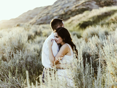 Una pareja se abrazo y contempla el paisaje que les rodea
