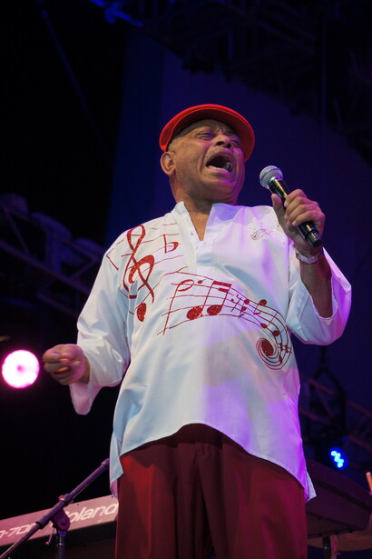 Joe Bataan en la celebración de boogaloo de Lincoln Center Out of Doors. Foto: Catalina María Johnson