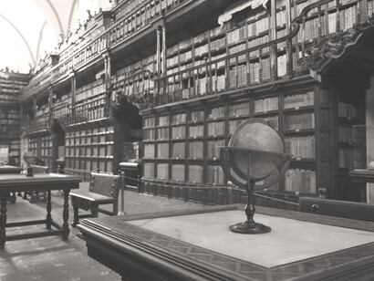 Casi tengo el convencimiento de que, con el paso del tiempo, la biblioteca se ha rodeado por una muralla que no existe, pero que la protege de la mirada de los demás