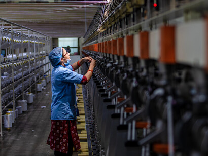 A rotina industrial da produção têxtil revela a dimensão técnica por trás das roupas que consumimos diariamente. Durante décadas, fábricas como estas utilizaram compostos químicos cujos riscos só seriam plenamente compreendidos mais tarde