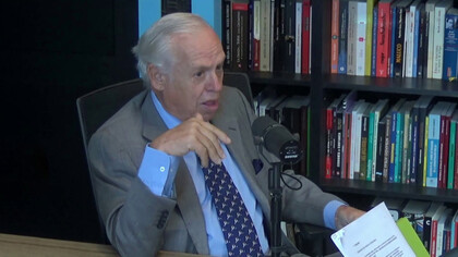 Roberto Savio è un testimone oculare della storia e costruttore di istituzioni, un uomo che trasforma le sue visioni in realtà