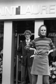 Yves Saint Laurent y una de sus modelos frente a su tienda en la Rive gauche de París