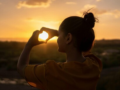 Muitas coisas podem ser feitas para melhorar sua qualidade de vida, comece pelo que é mais barato, a gratidão, pela qual você não precisa pagar, mas que tem um valor enorme, depois você vai começar a se olhar com outros olhos, assim como vai perceber sua vida de forma diferente, então, aos poucos vai mudando seu comportamento diante de outros aspectos, eliminando e priorizando cada um deles