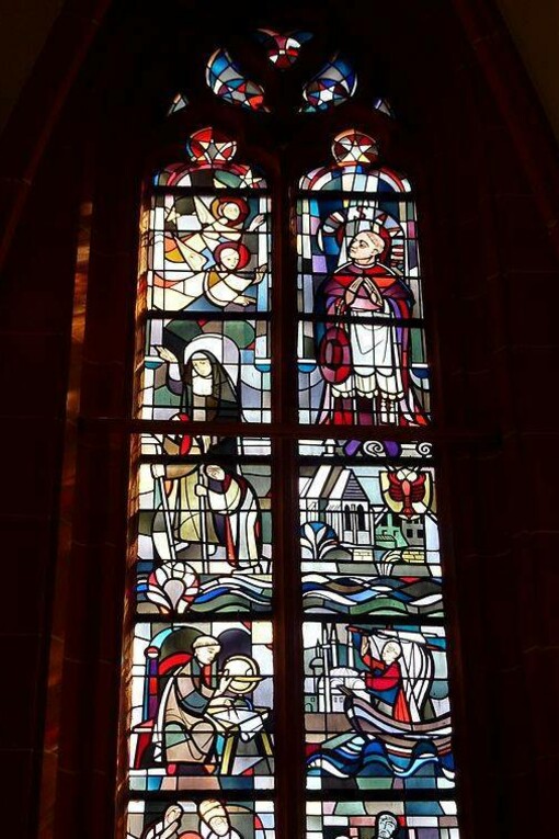 Vetrata della cappella collegiale dell'ospedale di San Nicola (Cusanusstift) a Bernkastel-Kues: raffigurazione di scene di vita di Niccolò da Cusa