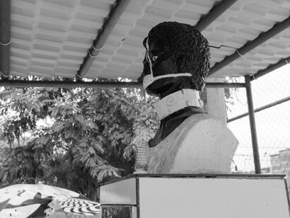 Os ex-escravizados foram lançados à própria sorte, sem terra, sem trabalho digno, sem educação. A escravidão, portanto, não acabou — ela apenas mudou de forma, se camuflou, se modernizou. E como canta o Racionais MC’s: “500 anos de Brasil e o Brasil aqui nada mudou”