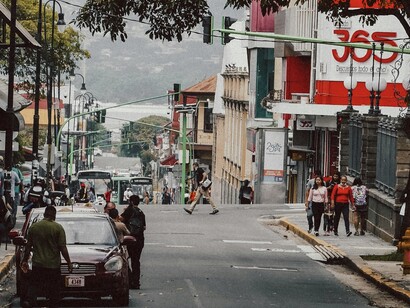 Paisaje urbano de Costa Rica. Transeúntes dan vida a las calles