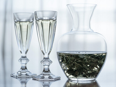 Lithothérapie. Remplissez le récipient d'eau de source de haute qualité et assurez-vous que l'eau recouvre complètement les cristaux