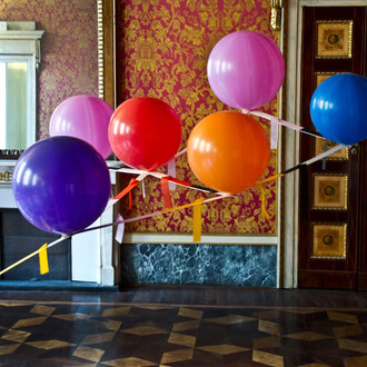 Luca Trevisani,
Costellazione basculante, 2008,
Installazione: palloncini, elio, balsa, pvc,
250 x 300 x 90 cm,
Courtesy: Collezione ACACIA,
Credito fotografico: Fabio Mantegna