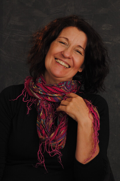 Los días del venado despliega una mitología profundamente americana, donde cada palabra resuena como un eco ancestral