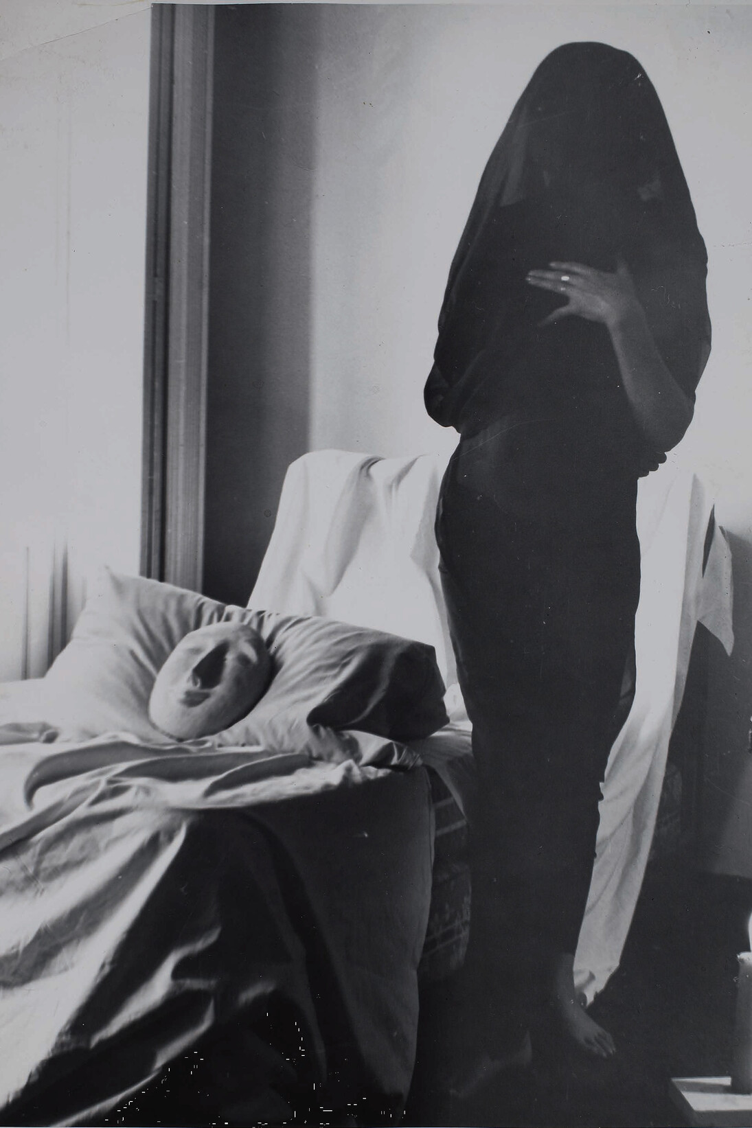 Kati Horna, Sans titre, série Oda a la necrofília [Ode à la nécrophilie], Mexico, 1962, Tirage gélatino-argentique, 25,4 x 20,8 cm, Collection Museo Amparo, © 2005 Ana María Norah Horna y Fernández