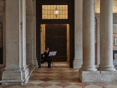 Jannis Kounellis, Senza titolo (1971), flautisti suonano frammenti di musica di Mozart, foto Agostino Osio - Alto Piano, Courtesy Fondazione Prada