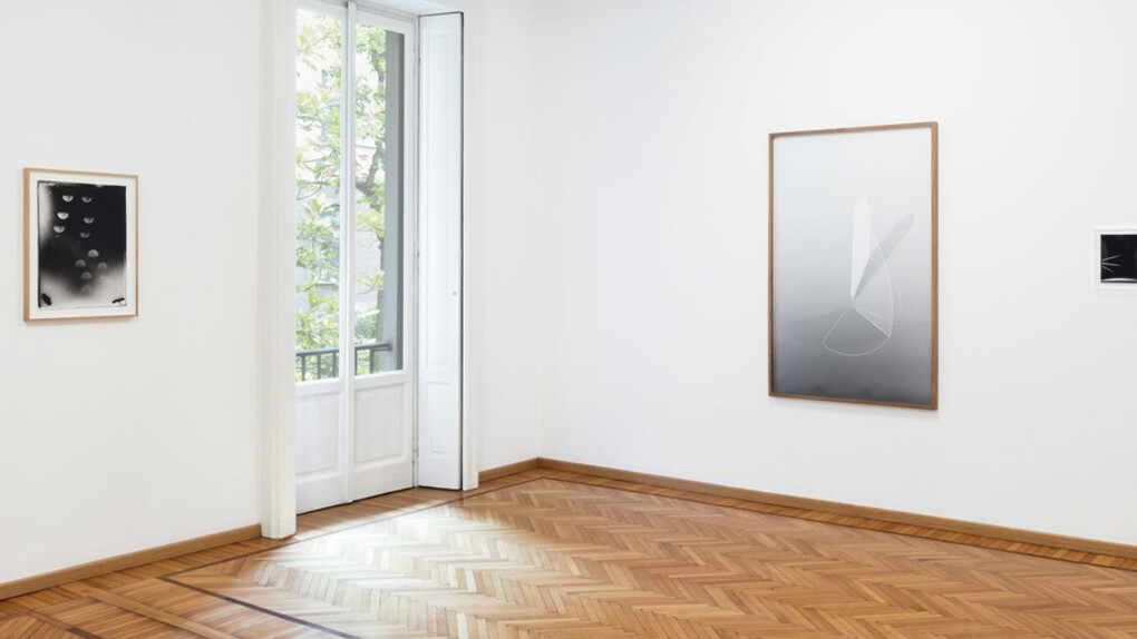 Jamais laisser les photos trainer. Courtesy of Galleria Monica De Cardenas