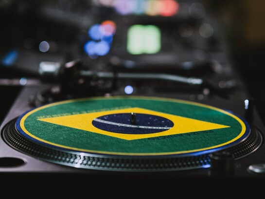 Foi só na adolescência, se me lembro bem, que essa fissura pela cultura americanoide começou a ser questionada – talvez nem seja essa a palavra, pois não houve questionamento, mas para primeiros efeitos vamos deixar assim. E, pasme, a mudança veio de nada mais, nada menos que da minha descoberta pelo gênero musical que segue sendo, hoje ainda, um dos meus queridinhos: o funk